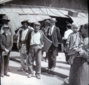 Historisches Gruppenfoto von Arbeitern und Kindern in einer Stadt um 1900