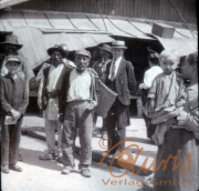 Historisches Gruppenfoto von Arbeitern und Kindern in einer Stadt um 1900