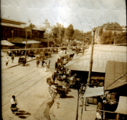 Belebte Straßen mit Marktständen und Fuhrwerken in einer historischen Stadt
