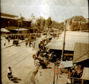 Belebte Straßen mit Marktständen und Fuhrwerken in einer historischen Stadt
