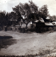 Ländliche Siedlung in Rumänien mit traditionellen Holzhütten im Jahr 1927