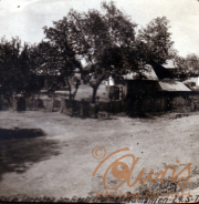Ländliche Siedlung in Rumänien mit traditionellen Holzhütten im Jahr 1927