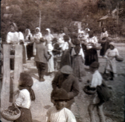 Frauen und Männer beim Frischmarkt in einem ländlichen Dorf in Deutschland 1900