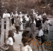 Frauen und Männer beim Frischmarkt in einem ländlichen Dorf in Deutschland 1900