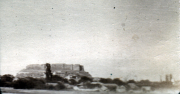 Historische Aussicht auf das Fort in der Ferne bei klarem Himmel