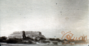 Historische Aussicht auf das Fort in der Ferne bei klarem Himmel