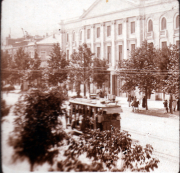 Historische Straßenbahn auf einer belebten Straße in der Stadt um 1900