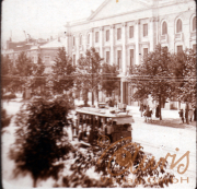 Historische Straßenbahn auf einer belebten Straße in der Stadt um 1900