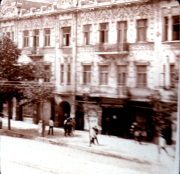 Alte Architektur einer Straße in einer geschäftigen Stadt um 1900