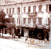 Alte Architektur einer Straße in einer geschäftigen Stadt um 1900