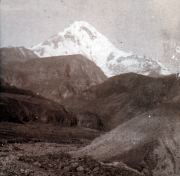 Schneebedeckter Berg mit umliegenden Hügeln in der Ferne bei Tageslicht