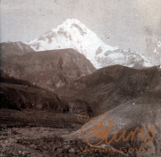 Schneebedeckter Berg mit umliegenden Hügeln in der Ferne bei Tageslicht