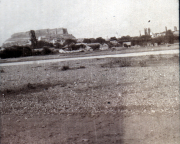 Historische Aussicht auf eine Landschaft mit einer Festung bei Tageslicht