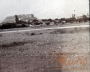 Historische Aussicht auf eine Landschaft mit einer Festung bei Tageslicht
