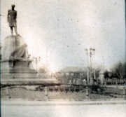 Historische Statue auf dem Platz in einer Stadt bei bewölktem Wetter