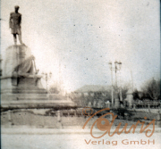 Historische Statue auf dem Platz in einer Stadt bei bewölktem Wetter