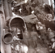 Arbeiter auf einem Schiff im Hafen, frühes 20. Jahrhundert