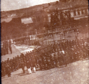 Militärparade mit Soldaten in einer Stadt um 1900