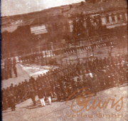 Militärparade mit Soldaten in einer Stadt um 1900