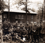 Gruppe von Soldaten im Wald vor einem Holzgebäude während des Ersten Weltkriegs