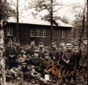 Gruppe von Soldaten im Wald vor einem Holzgebäude während des Ersten Weltkriegs