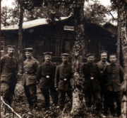 Eine Gruppe von Soldaten im Wald vor einer Hütte während des Ersten Weltkriegs
