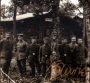 Eine Gruppe von Soldaten im Wald vor einer Hütte während des Ersten Weltkriegs