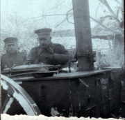 Soldaten bedienen eine historische Dampflokomotive im Winter