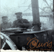 Soldaten bedienen eine historische Dampflokomotive im Winter