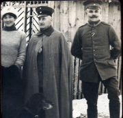 Historisches Gruppenporträt von drei Personen mit Hund im Schnee