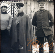 Historisches Gruppenporträt von drei Personen mit Hund im Schnee