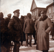 Historische Versammlung von Soldaten in einer Kleinstadt im Winter