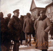 Historische Versammlung von Soldaten in einer Kleinstadt im Winter
