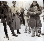 Historische Begegnung zwischen Soldaten und Zivilisten im Winter in Russland