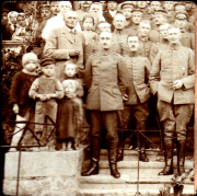 Soldaten und Zivilisten in ländlicher Umgebung Deutschlands