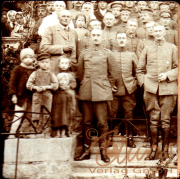 Soldaten und Zivilisten in ländlicher Umgebung Deutschlands