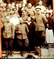 Gruppenfoto von Soldaten und Zivilisten vor einem historischen Gebäude