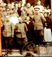 Gruppenfoto von Soldaten und Zivilisten vor einem historischen Gebäude