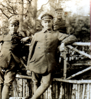 Soldaten lehnen entspannt an einem Zaun, 1915, ländliche Umgebung