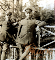 Soldaten lehnen entspannt an einem Zaun, 1915, ländliche Umgebung