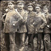 Soldaten in Uniform posieren gemeinsam in einer historischen Aufnahme