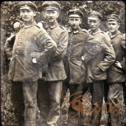 Soldaten in Uniform posieren gemeinsam in einer historischen Aufnahme