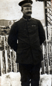 Ein Soldat in Uniform steht im Schnee während des Ersten Weltkriegs