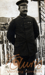Ein Soldat in Uniform steht im Schnee während des Ersten Weltkriegs