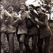 Soldaten des Ersten Weltkriegs entspannen im Freien in Uniform