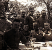Soldaten in der Natur bei einer festlichen Versammlung während des Krieges