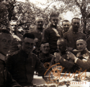 Soldaten in der Natur bei einer festlichen Versammlung während des Krieges