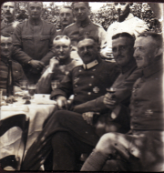 Ein festliches Treffen von Soldaten und Offizieren im Freien während des Krieges