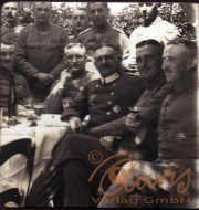 Ein festliches Treffen von Soldaten und Offizieren im Freien während des Krieges