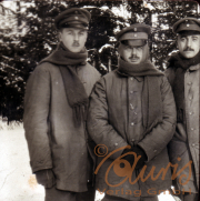 Drei Soldaten stehen in Winteruniform in einer verschneiten Landschaft